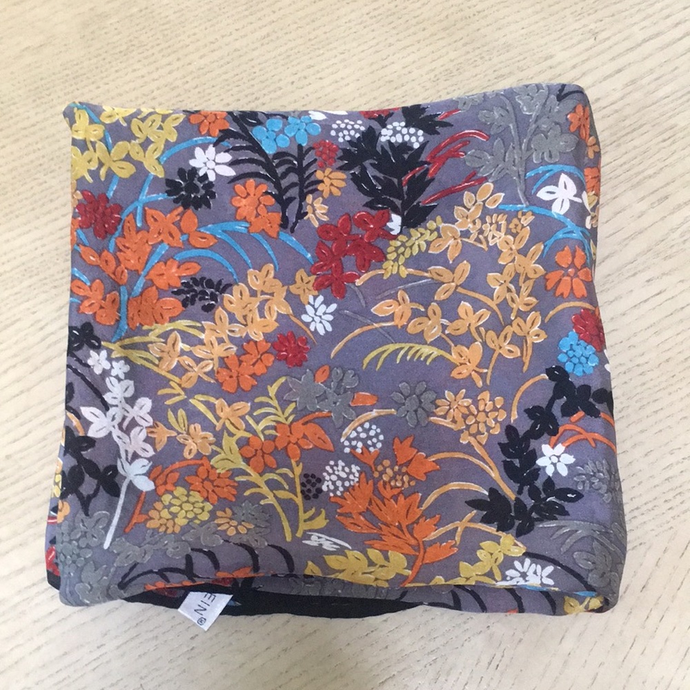 Anna Klein scarf  100% silk temporary